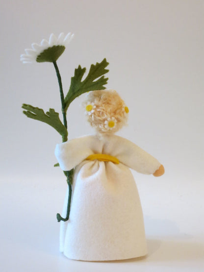 Rückansicht des Margerite-Blumenkindes mit Filzblüten im Haar, Waldorf-Jahreszeitentisch