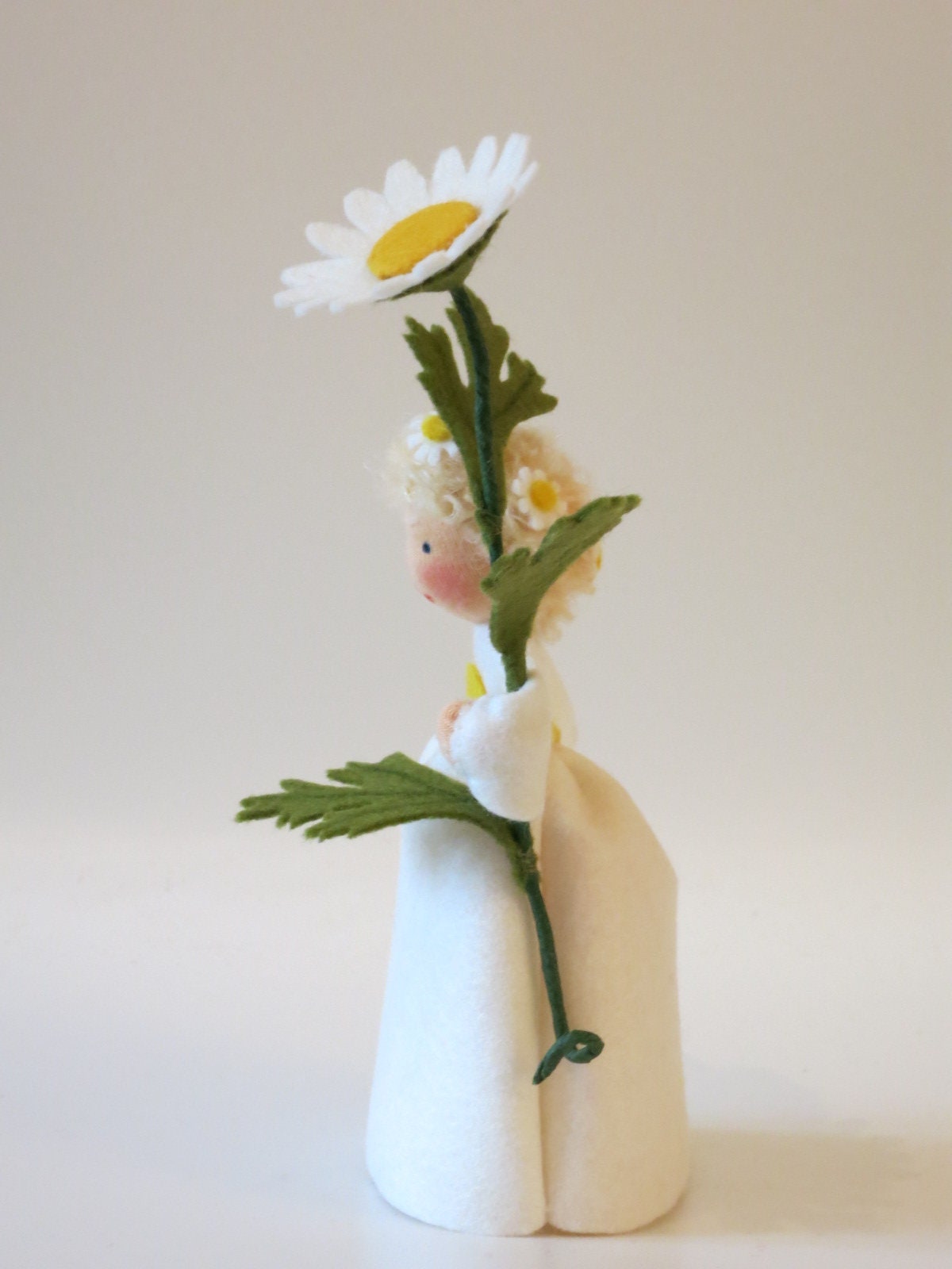 Seitenansicht Margerite-Blumenkind aus Wollfilz mit langem Blütenstiel, Waldorf-Jahreszeitentisch Sommer