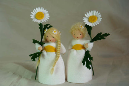 Zwei Margerite-Blumenkinder aus Wollfilz, eine mit Zopf und eine mit Locken, Waldorf-Handarbeit