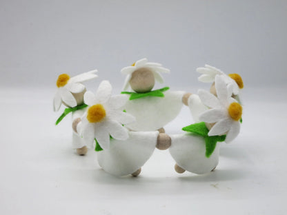 Gruppenansicht der fünf Margeriten-Blumenkinder mit weißen Filzblüten und gelben Blütenmitten auf hellem Hintergrund.