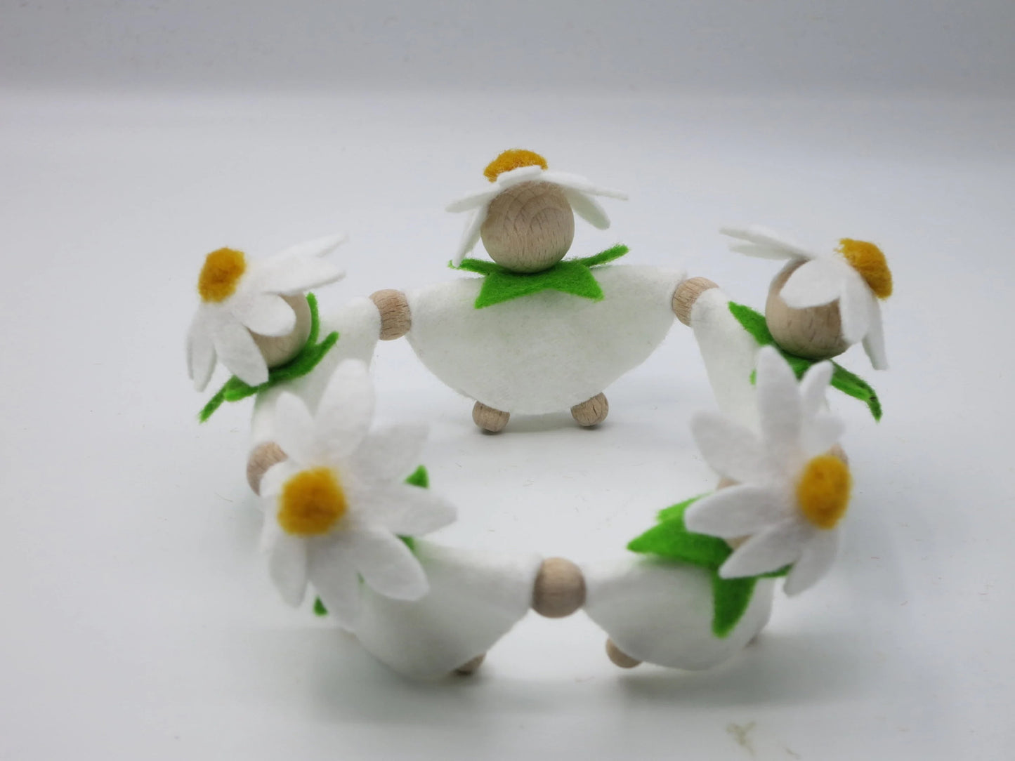 Handgefertigtes Margeriten-Blumenkränzchen mit fünf weißen Blumenkindern im Kreis für den Frühlings-Jahreszeitentisch.