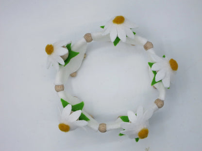 Ansicht von oben auf den geschlossenen Kreis aus fünf weißen Margeriten-Blumenkindern für die Frühlingsdekoration.