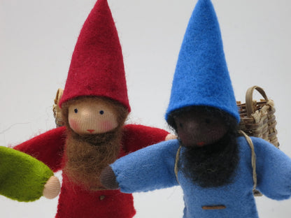 Gesichtsdetail des roten und blauen Mathematik-Zwergs aus Wollfilz, Waldorf-Figuren