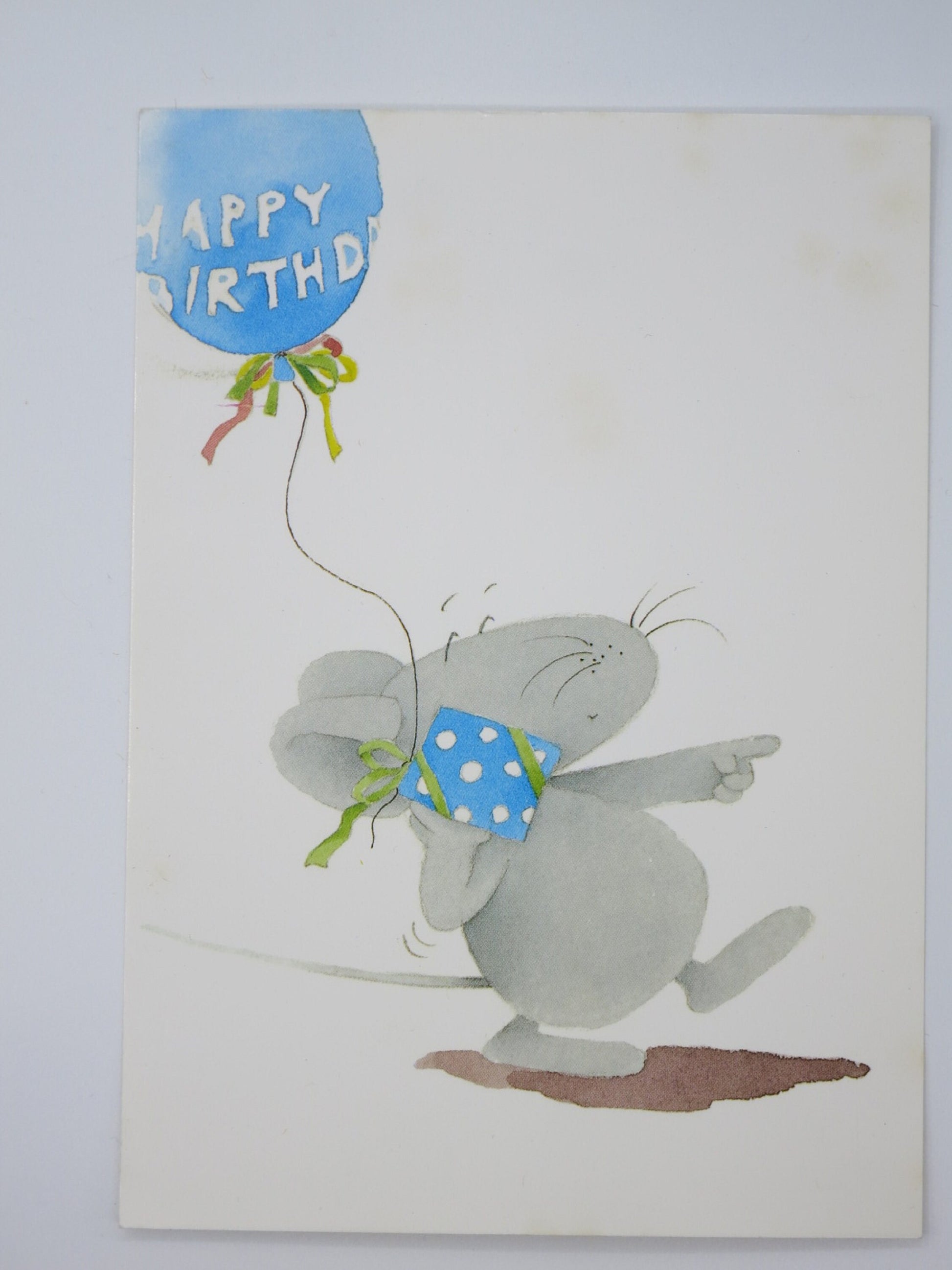 Kindergeburtstagskarte mit grauer Maus, blauem Happy-Birthday-Luftballon und gepunktetem Geschenk – Postkarte GK27