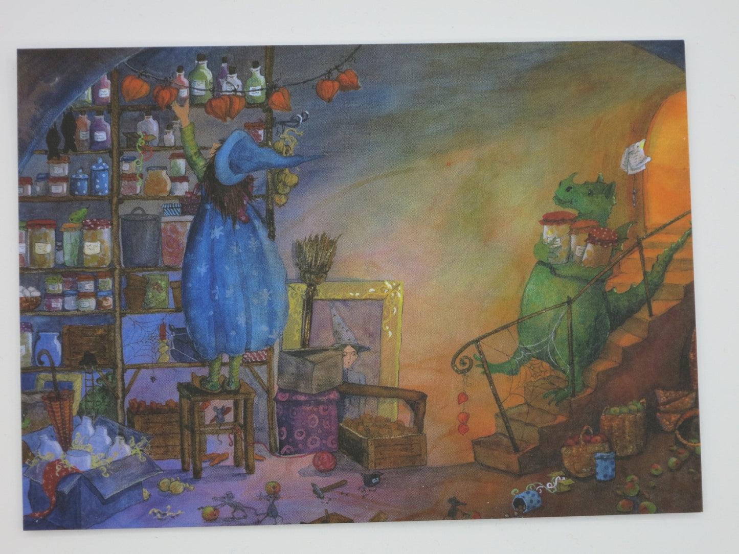 Postkarte Merlinde, die kleine Zauberin, in der Vorratskammer mit Drache, Daniela Drescher, Art. PKHE94