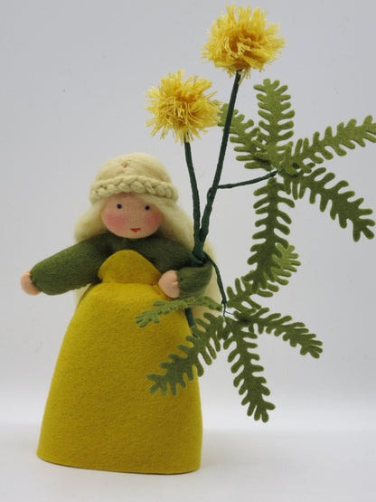 Mimose Blumenkind aus Wollfilz für den Waldorf Jahreszeitentisch mit gelben Pompon-Blüten und Farnzweig