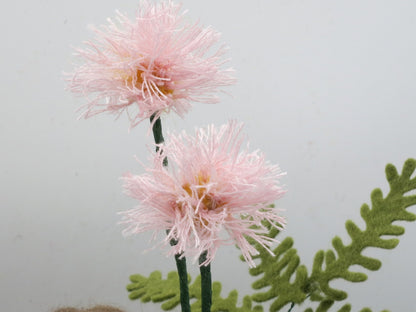 Detailaufnahme der rosa Mimosenblüten aus Wolle am Waldorf Blumenkind