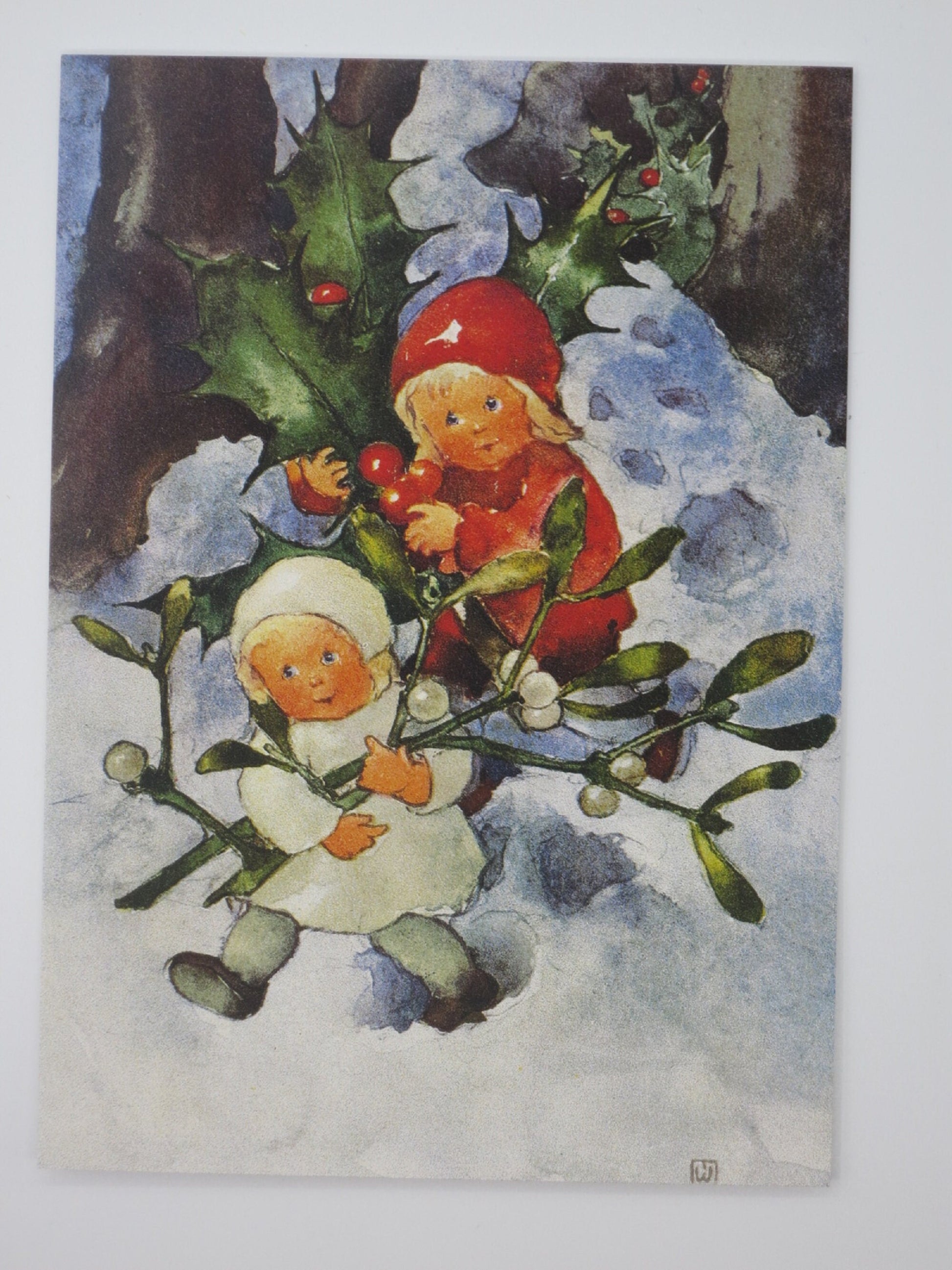 Postkarte fuer Kinder: Kinder mit Mistelzweig und Stechpalme im Schnee, Postkarte von Mili Weber