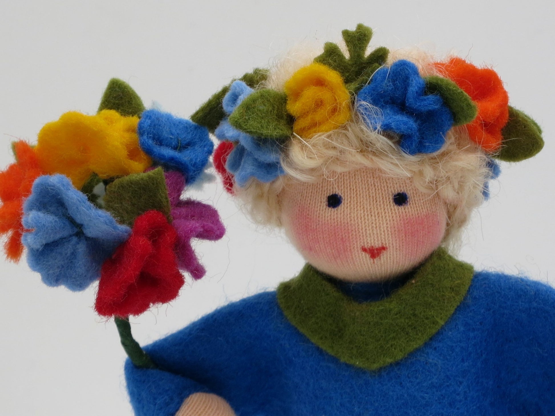 Porträt des Mittsommer-Jungen mit Blumenkranz und grünem Filzkragen.