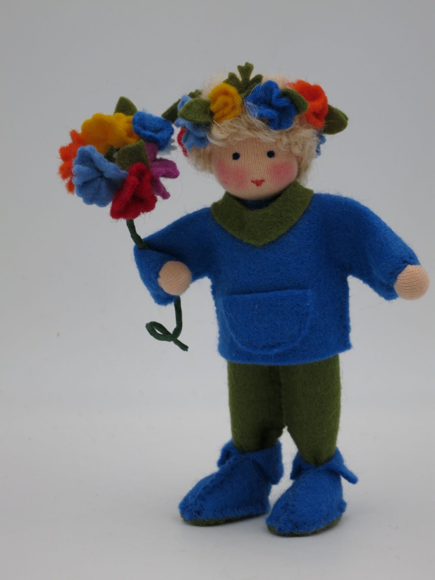 Mittsommer-Junge als Blumenkind aus Wollfilz für den Waldorf Jahreszeitentisch, mit Blumenkranz im Haar und passendem Blütenstrauß.