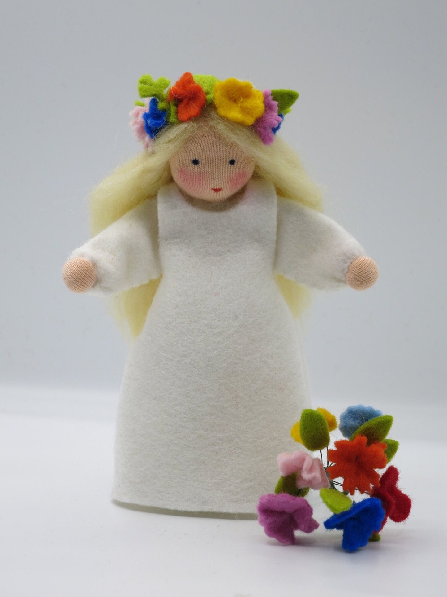 Mittsommer-Püppchen aus Wollfilz im weißen Kleid mit buntem Blütenkranz, Waldorf-Jahreszeitentisch Sommer