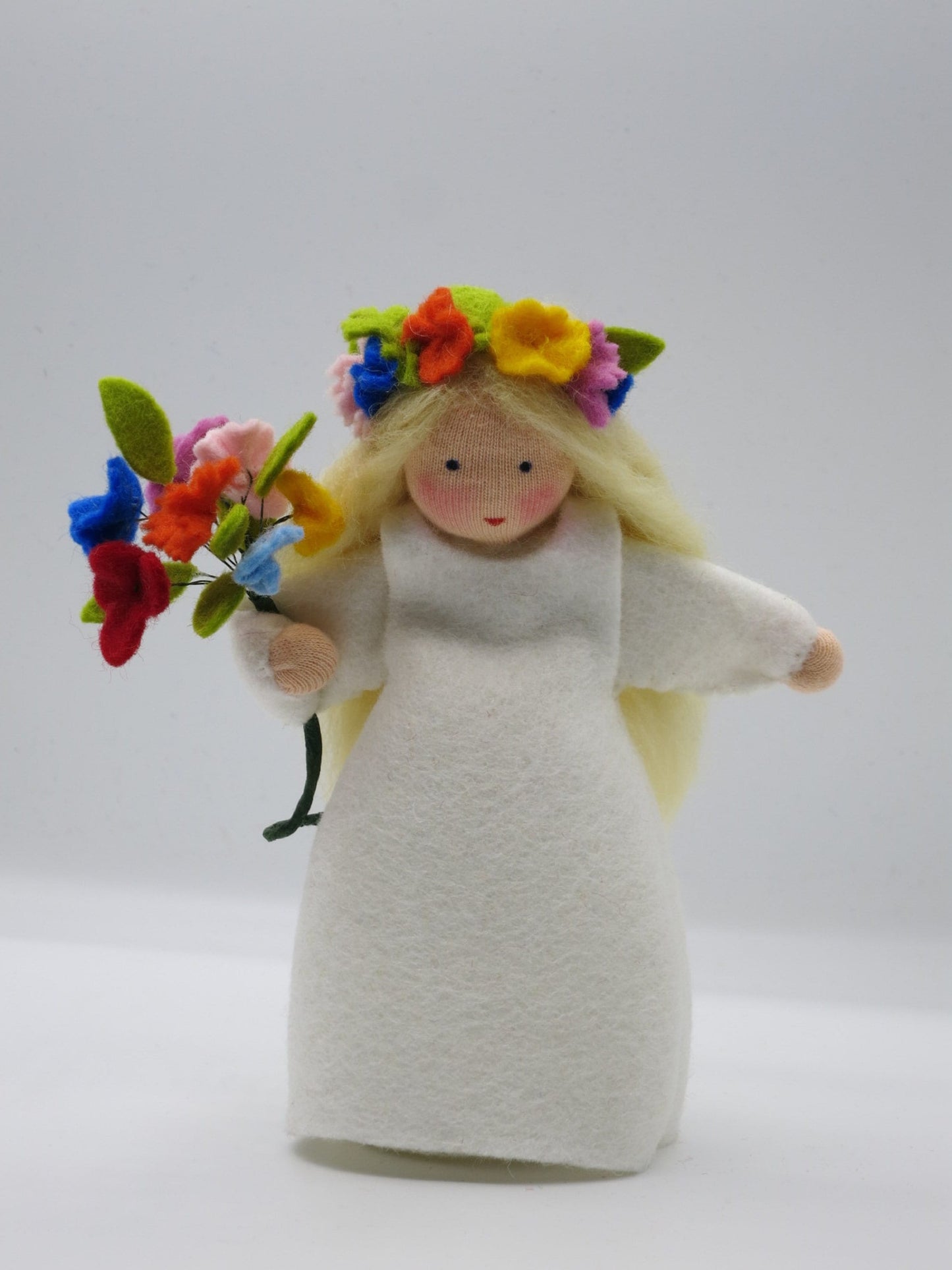 Mittsommer-Püppchen aus Wollfilz mit buntem Blumenstrauß, Waldorf-Jahreszeitentisch