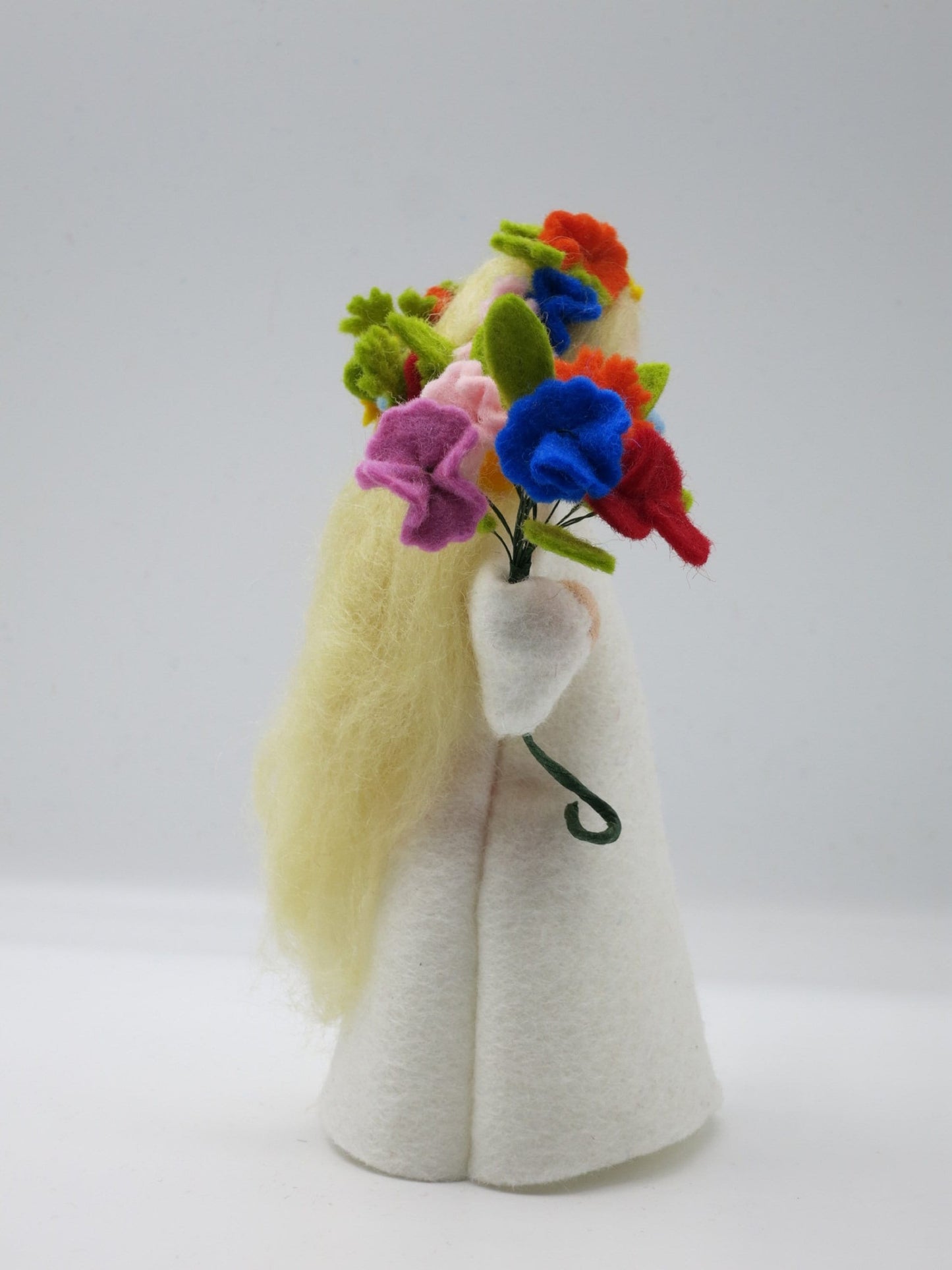 Detail des Blumenstraußes am Mittsommer-Püppchen aus Wollfilz, Waldorf-Wollfilzfigur