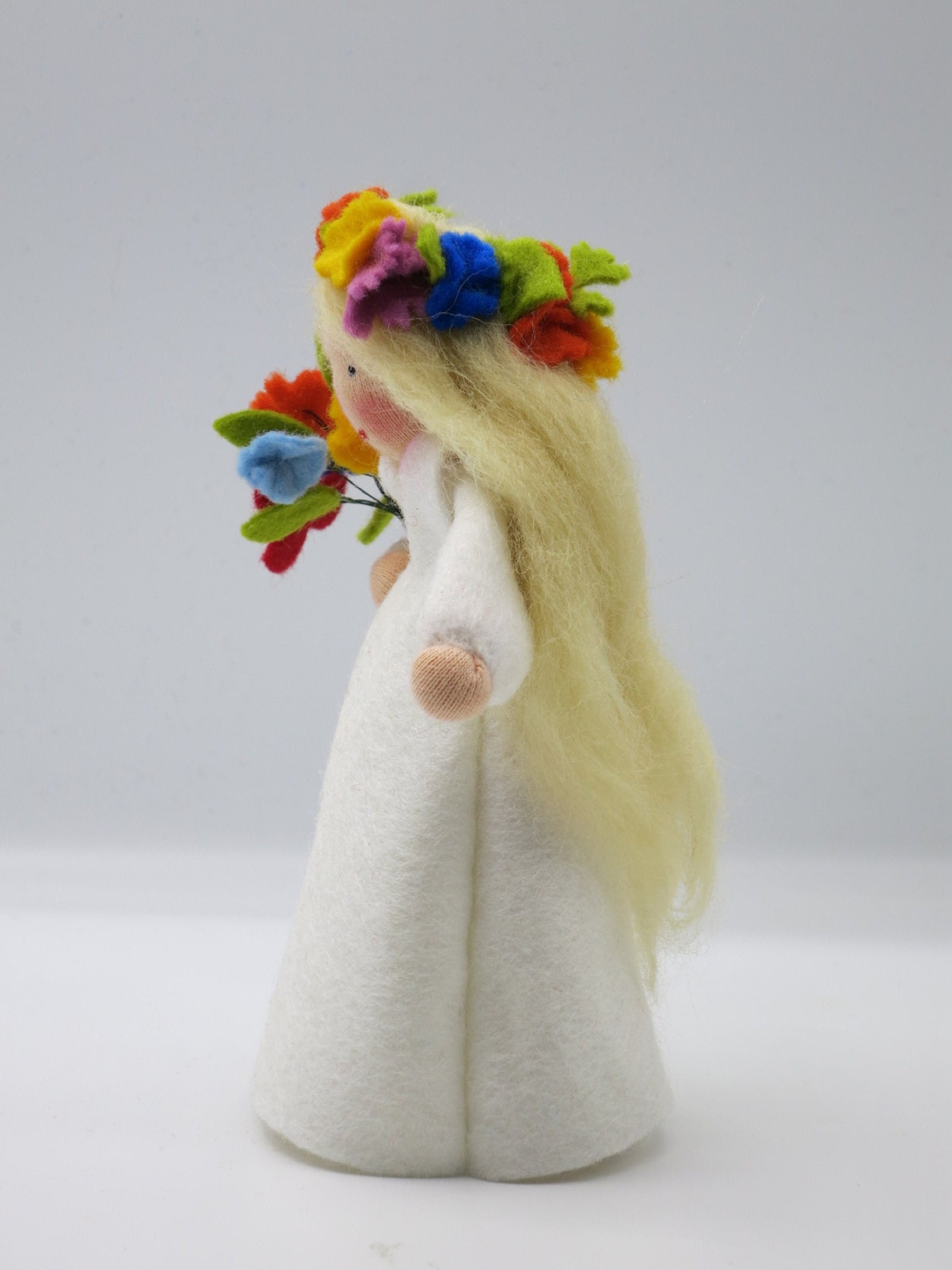 Seitenansicht Mittsommer-Püppchen mit Blumenstrauß, Waldorf-Handarbeit