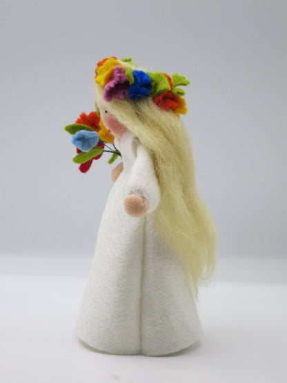 Seitenansicht Mittsommer-Püppchen mit Blumenstrauß, Waldorf-Handarbeit