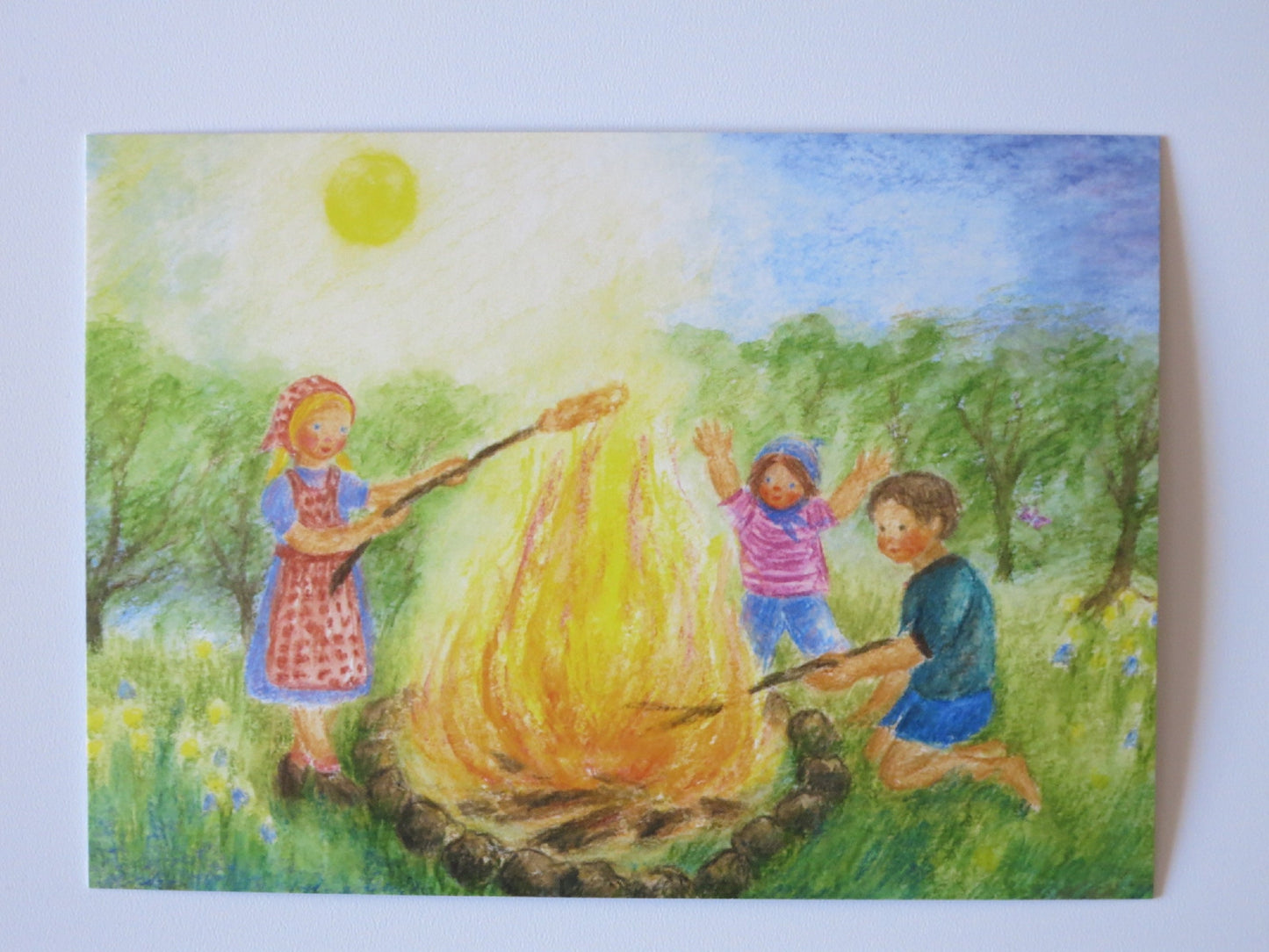 Waldorf Postkarte Mittsommer von Ilona Bock – Kinder am Sonnwendfeuer bei Tag