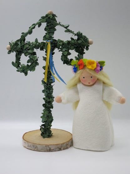 Mittsommerbaum und Mittsommer-Püppchen aus Wollfilz zusammen, Waldorf-Jahreszeitentisch Sommer