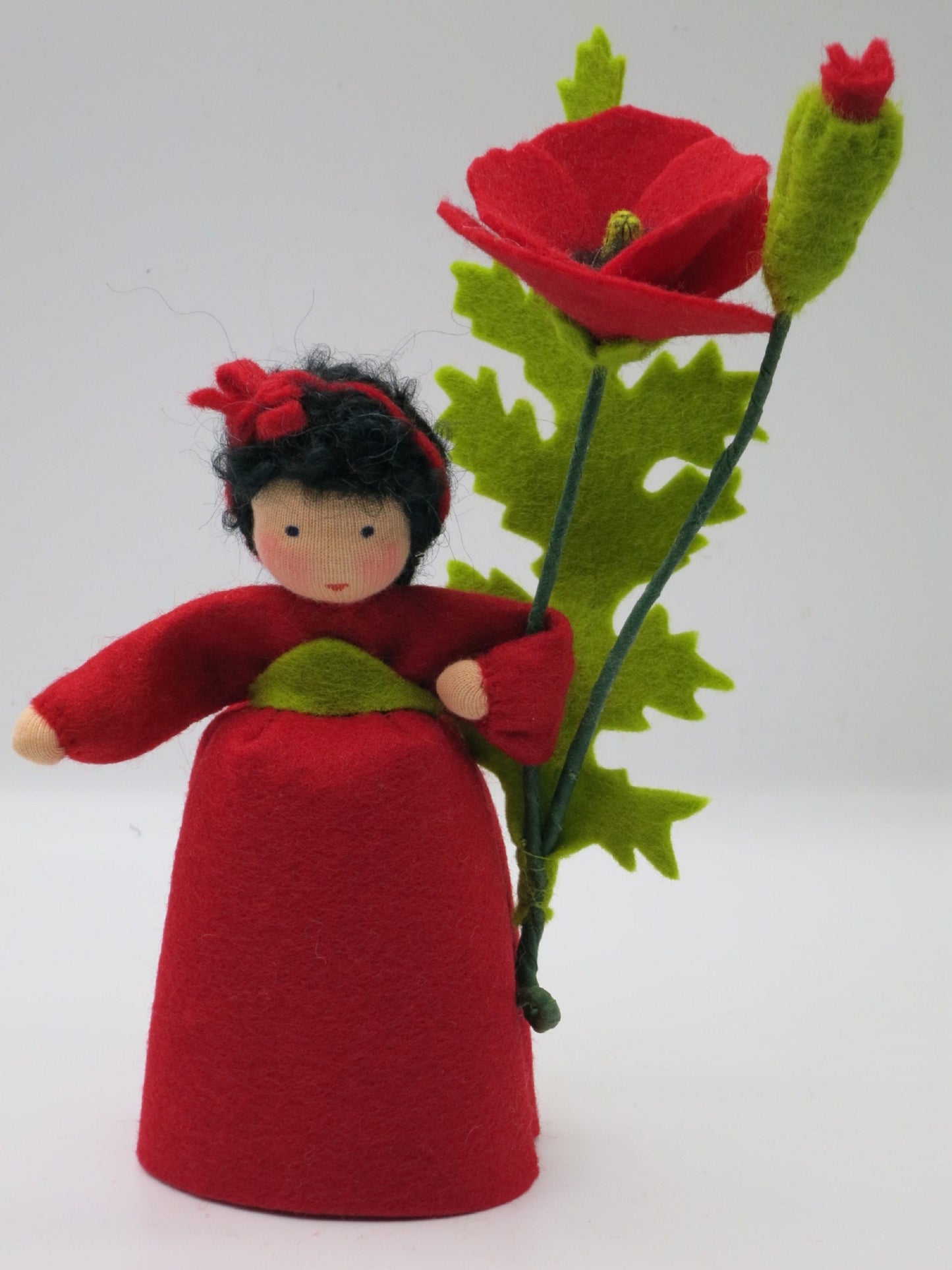 Mohn-Blumenkind aus Wollfilz mit Blüte und Knospe, zweite Frontalansicht.