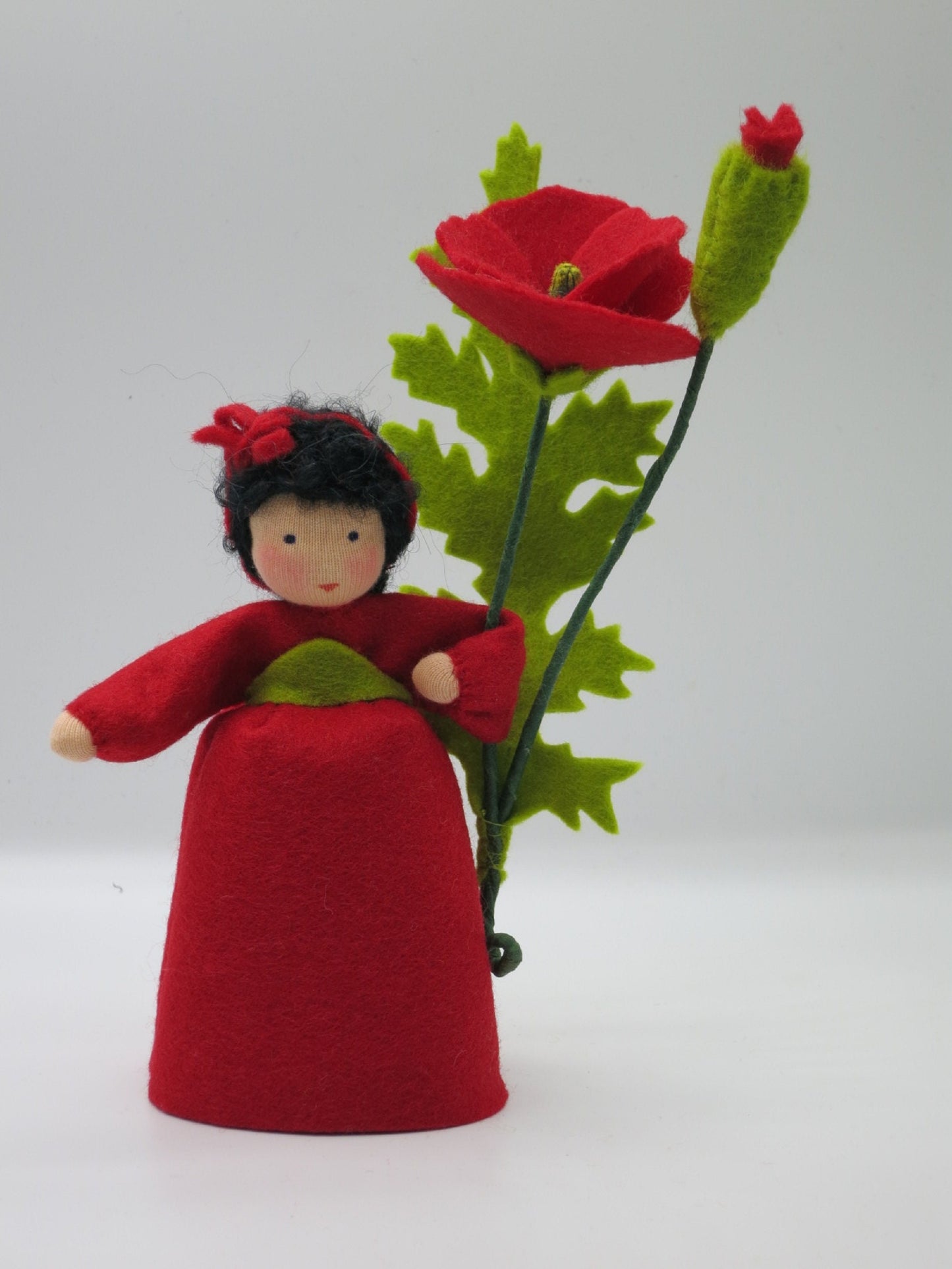 Mohn-Blumenkind aus Wollfilz mit leuchtend roter Blüte und geschlossener Knospe, Waldorf-Figur für den Sommer-Jahreszeitentisch.