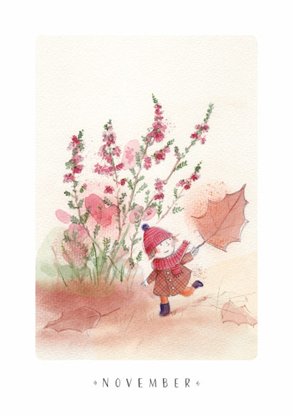 Kind fängt ein Herbstblatt neben blühendem Heidekraut – Monatskarte November von Stefanie Messing