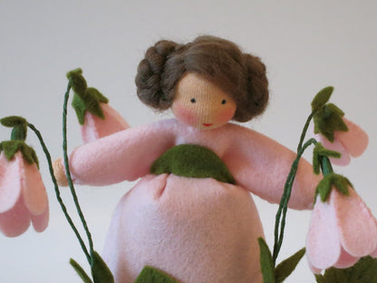 Nahaufnahme des Gesichts der Moosglöckchen-Figur mit geflöchtenen Zopfschnecken.
