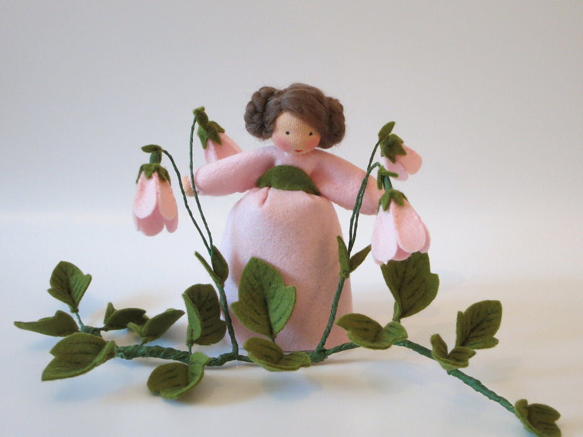 Moosglöckchen-Linnea-Blumenkind aus Wollfilz für den Waldorf Jahreszeitentisch mit vier nickenden rosa Glöckchenblüten.