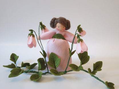 Moosglöckchen-Linnea-Blumenkind aus Wollfilz für den Waldorf Jahreszeitentisch mit vier nickenden rosa Glöckchenblüten.