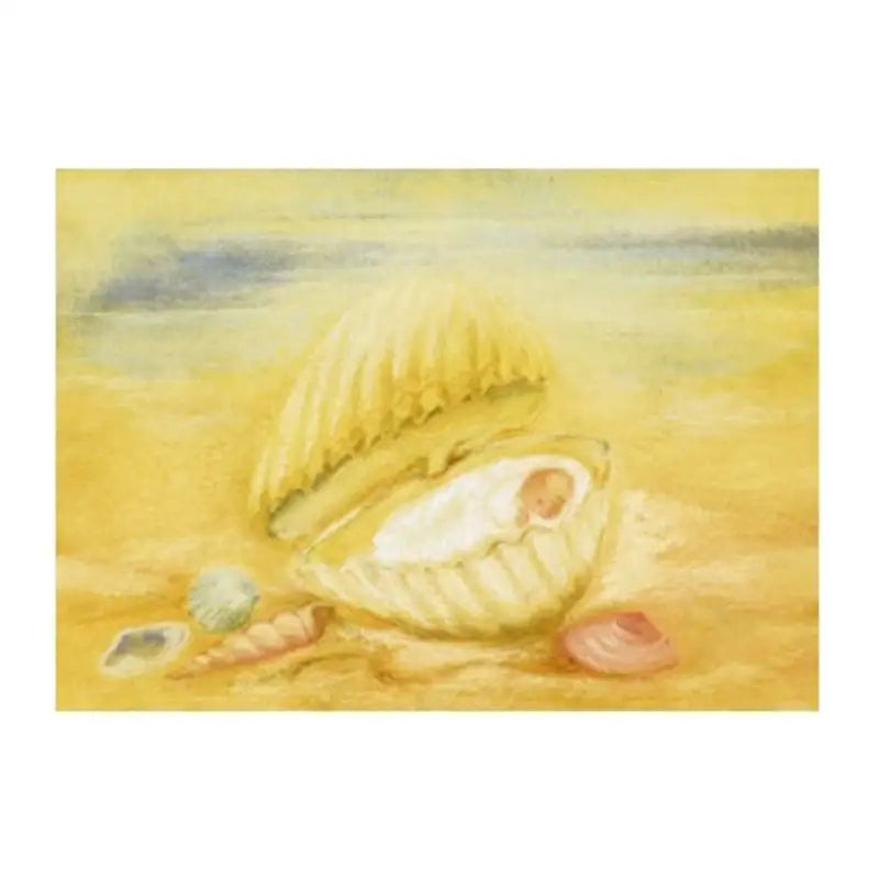 Klappkarte zur Geburt mit schlafendem Baby in einer goldenen Muschel am Strand, Illustration von Marjan van Zeyl – Muschelkind GK40