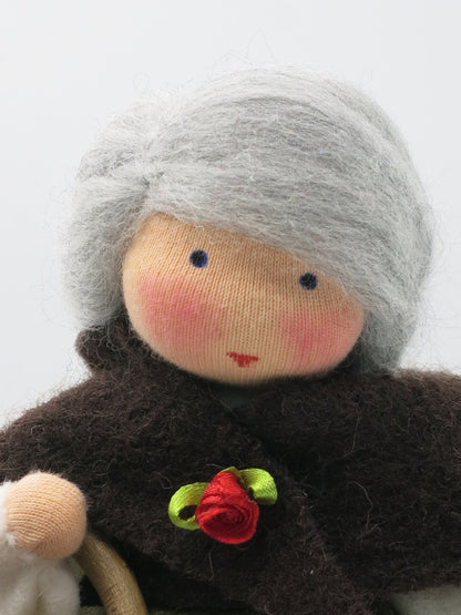 Mutter Erde Blumenkind aus Wollfilz, Nahaufnahme Gesicht mit roter Filzrosen-Brosche, Waldorf-Jahreszeitentisch, Art. HE3