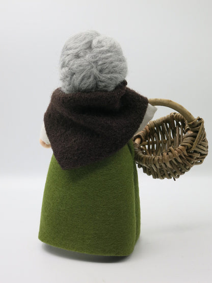 Mutter Erde Blumenkind aus Wollfilz, Rueckansicht mit dunkelbraunem Umhang, Waldorf-Jahreszeitentisch, Art. HE3