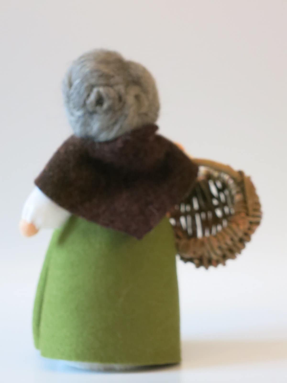 Mutter Erde Blumenkind aus Wollfilz, Rueckansicht mit grauem Haar und Weidenkorb, Waldorf-Jahreszeitentisch, Art. HE3