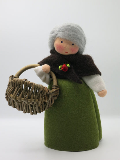 Mutter Erde Blumenkind aus Wollfilz mit grauem Haar, dunkelbraunem Umhang und echtem Weidenkorb, Waldorf-Jahreszeitentisch, Art. HE3