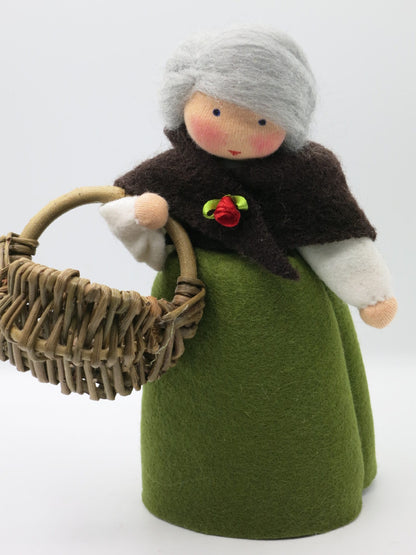 Mutter Erde Blumenkind aus Wollfilz mit gruenem Kleid und Weidenkorb, Waldorf-Jahreszeitentisch, Art. HE3