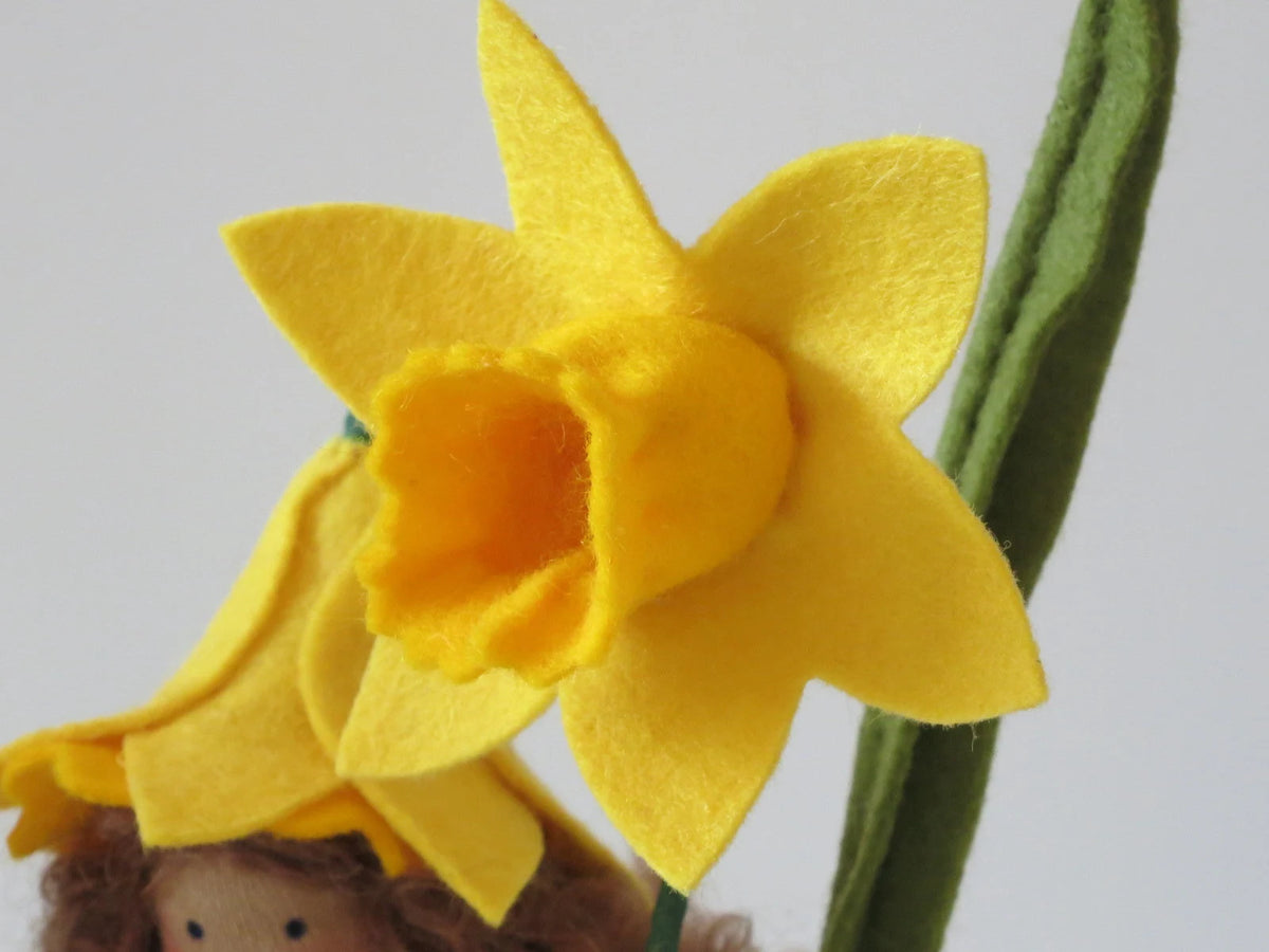 Detailansicht der gelben Narzissenblüte aus Filz mit trichterförmiger Nebenkrone