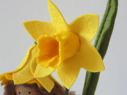 Detailansicht der gelben Narzissenblüte aus Filz mit trichterförmiger Nebenkrone