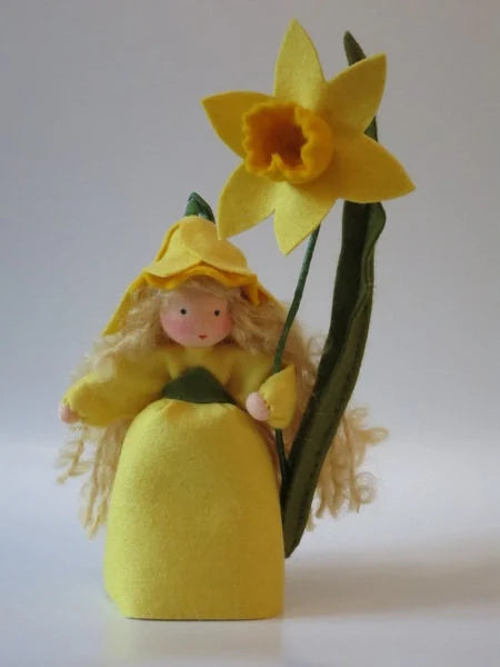 Narzissen-Blumenkind mit langem blondem Haar und gelber Blütenhaube, Frontalansicht