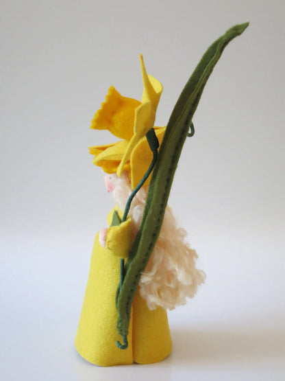 Narzissen-Blumenkind im Profil mit gelber Blütenhaube und grünem Blattstiel