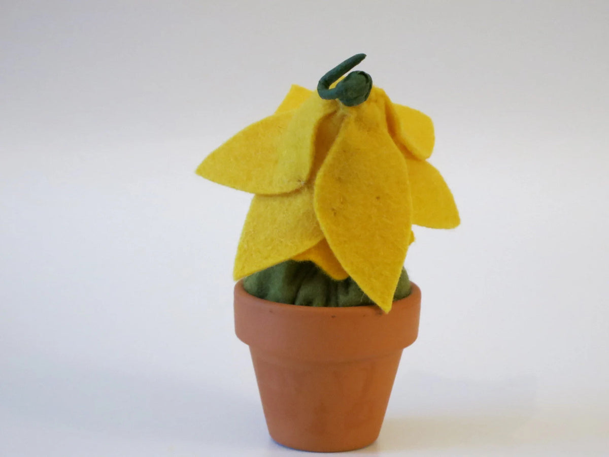 Gesicht des Narzisse im Topf Blumenkindes, Nahaufnahme Wollfilz Waldorfpuppe mit gelber Blütenhaube
