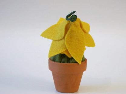 Gesicht des Narzisse im Topf Blumenkindes, Nahaufnahme Wollfilz Waldorfpuppe mit gelber Blütenhaube