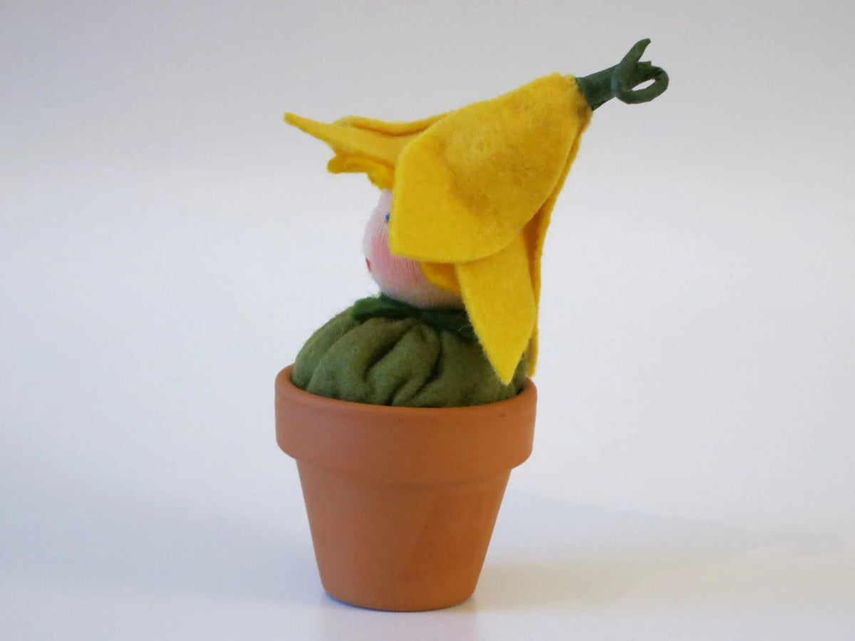 Seitenansicht der Narzisse im Topf, Waldorf Jahreszeitentisch Blumenkind
