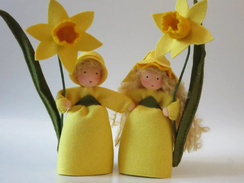Zwei Narzissen-Blumenkinder aus Wollfilz für den Waldorf Jahreszeitentisch mit gelben Blüten, Junge und Mädchen-Variante