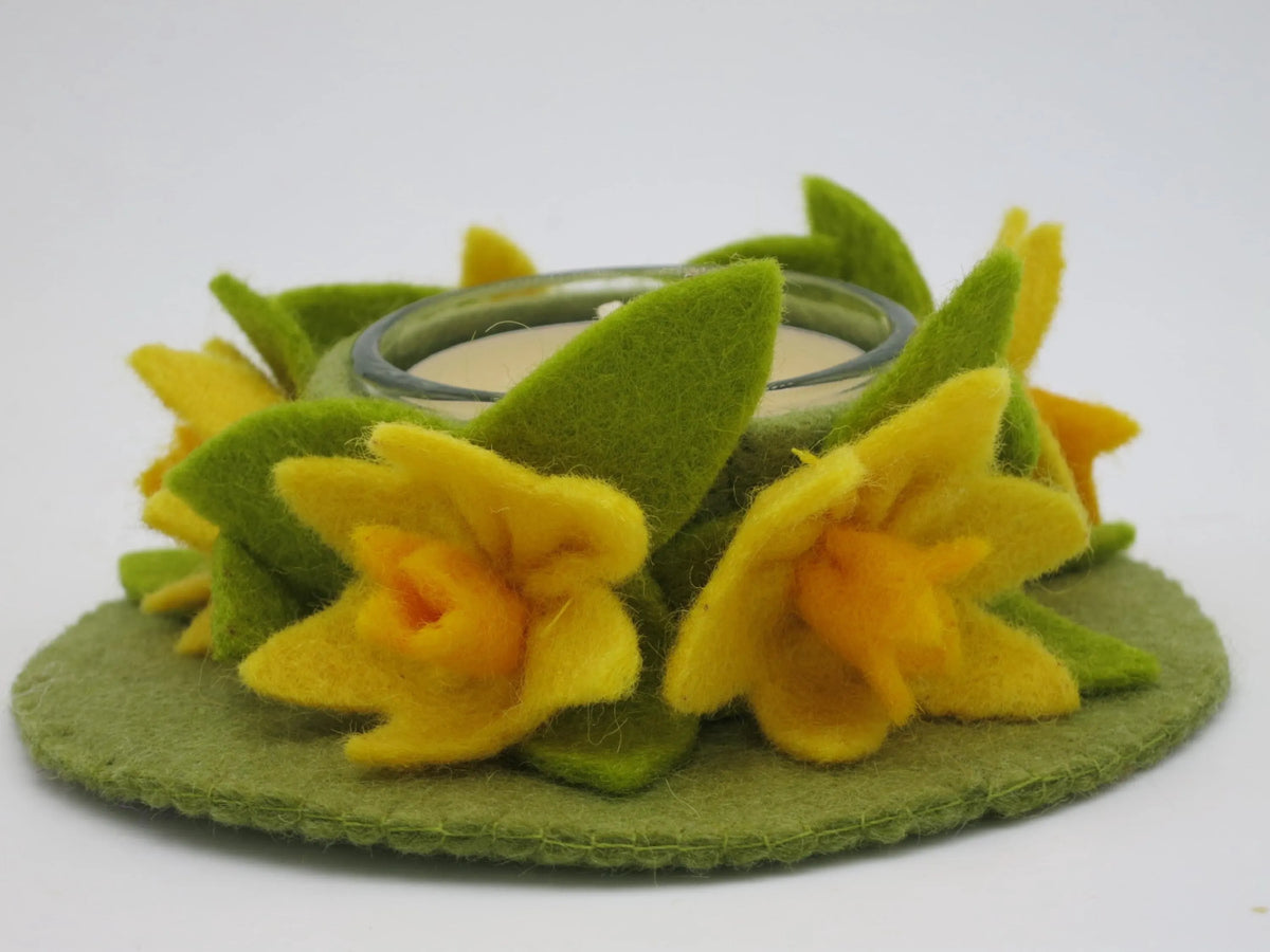 Narzissenkranz mit Teelicht in der Mitte, gelbe Filzblüten und grüne Blätter