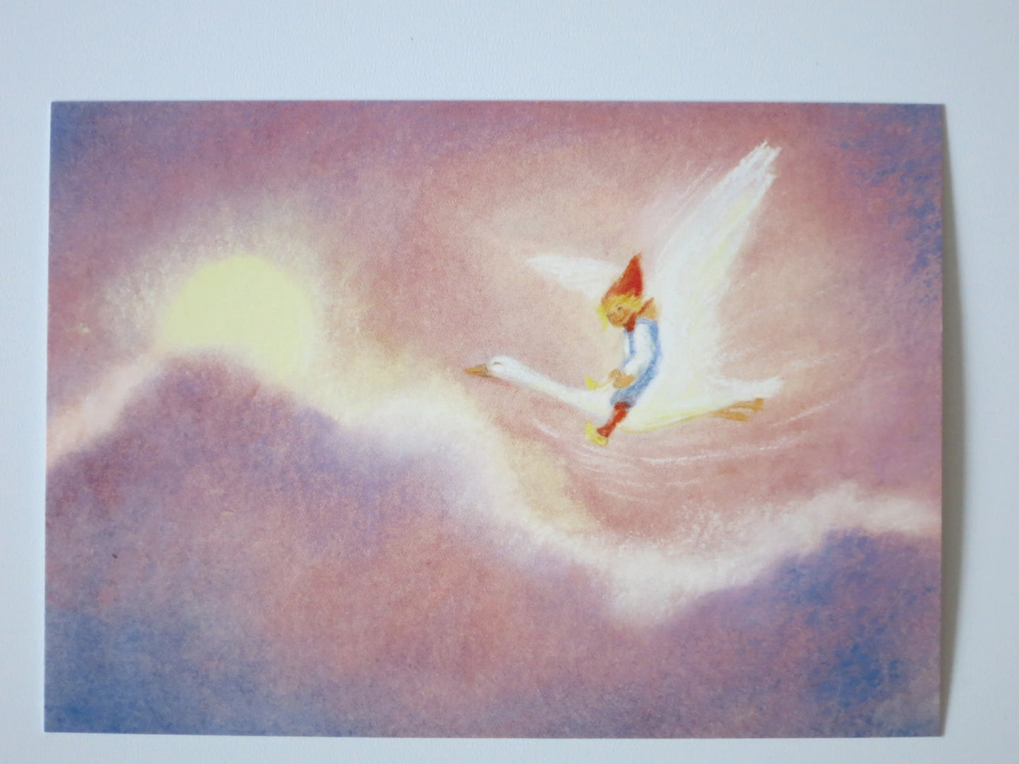 Postkarte Niels Holgersson von Marjan van Zeyl: Junge auf einer fliegenden Gans vor der Abendsonne
