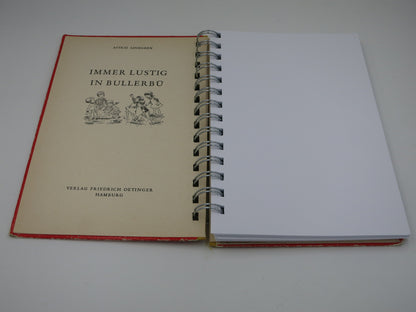 Aufgeschlagenes Notizbuch NB7: alte Titelseite von Immer lustig in Bullerbü aus dem Oetinger Verlag neben weißen Blankoseiten