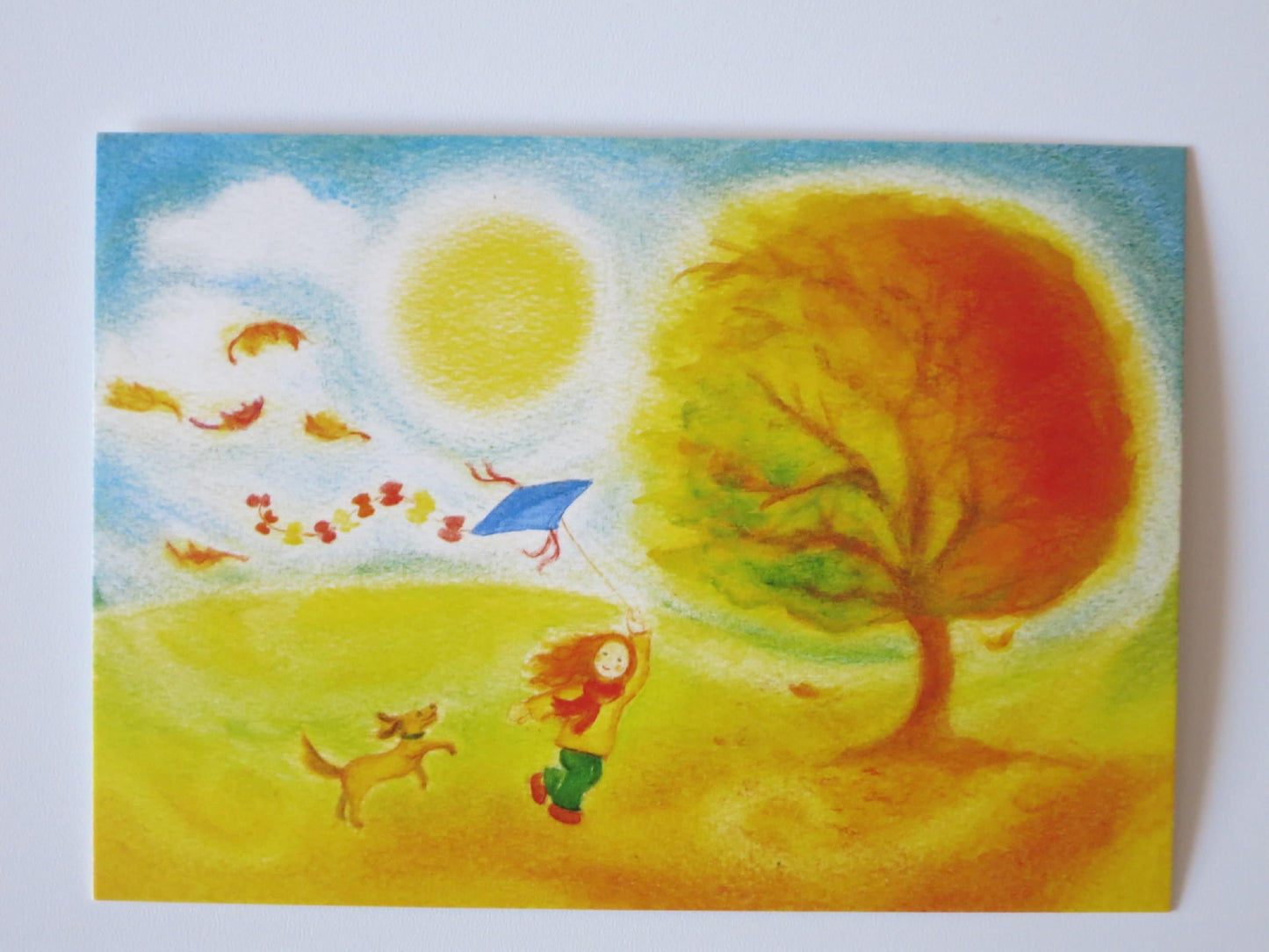 Postkarte Oktober: Mädchen mit Hund lässt Drachen steigen, Heike Stinner, Art. PKHE7