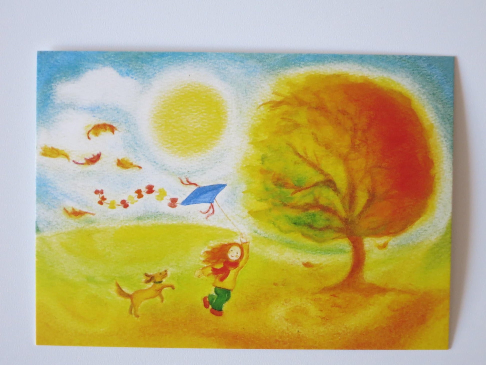 Postkarte Oktober: Mädchen mit Hund lässt Drachen steigen, Heike Stinner, Art. PKHE7