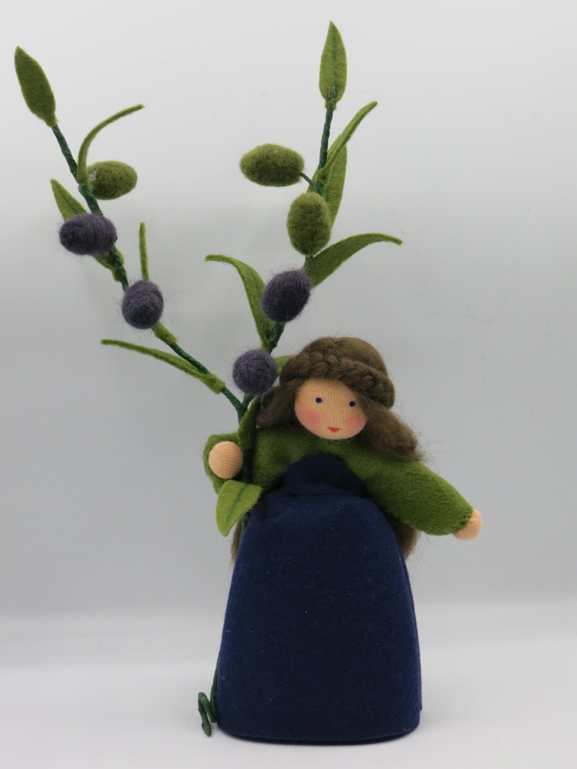 Olive Blumenkind aus Wollfilz mit zwei Olivenzweigen, gruene und reife dunkelviolette Oliven, Waldorf-Jahreszeitentisch, Art. HE37