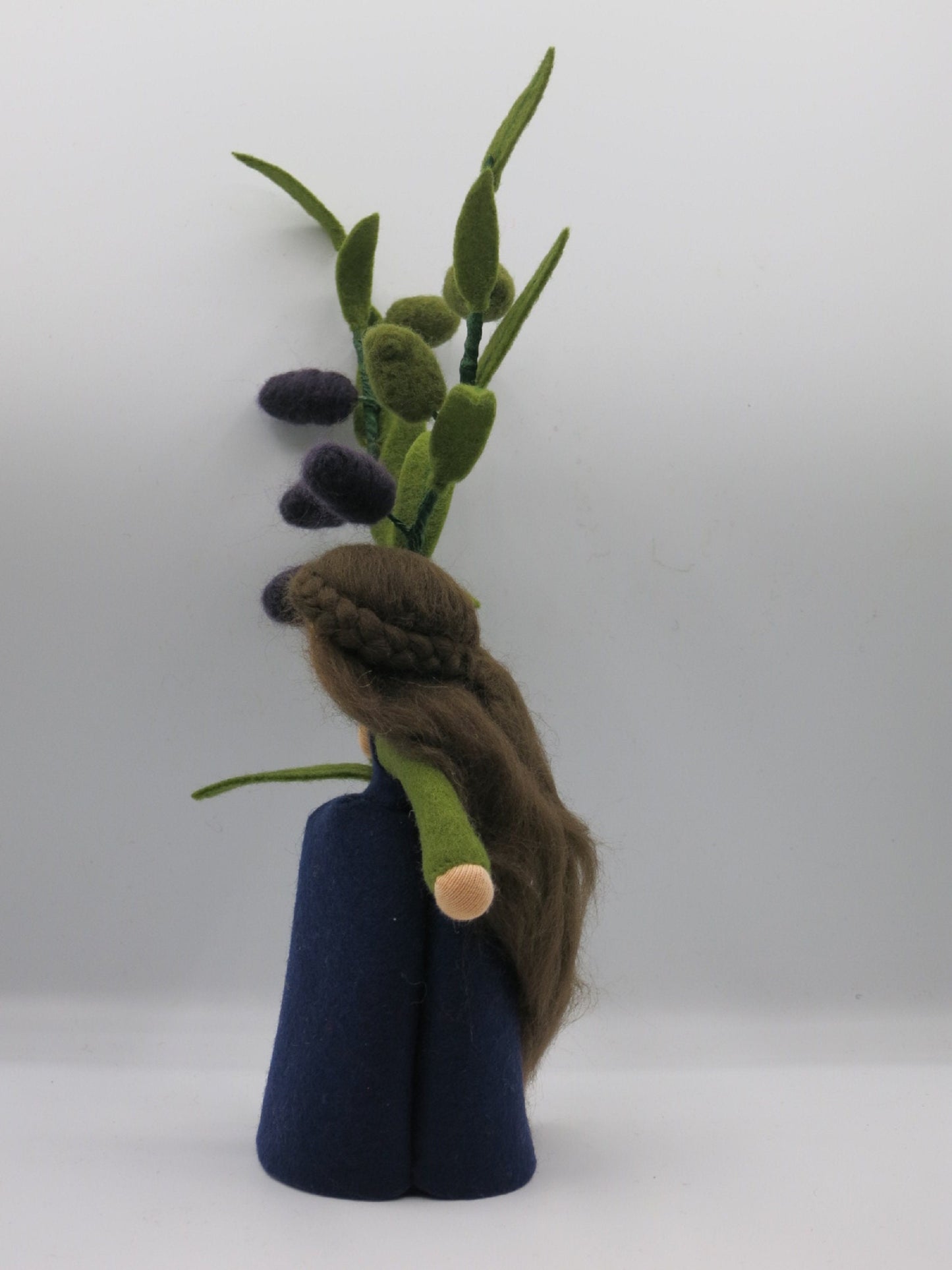 Olive Blumenkind aus Wollfilz, Rueckansicht mit langem Haar und Olivenzweigen, Waldorf-Jahreszeitentisch, Art. HE37