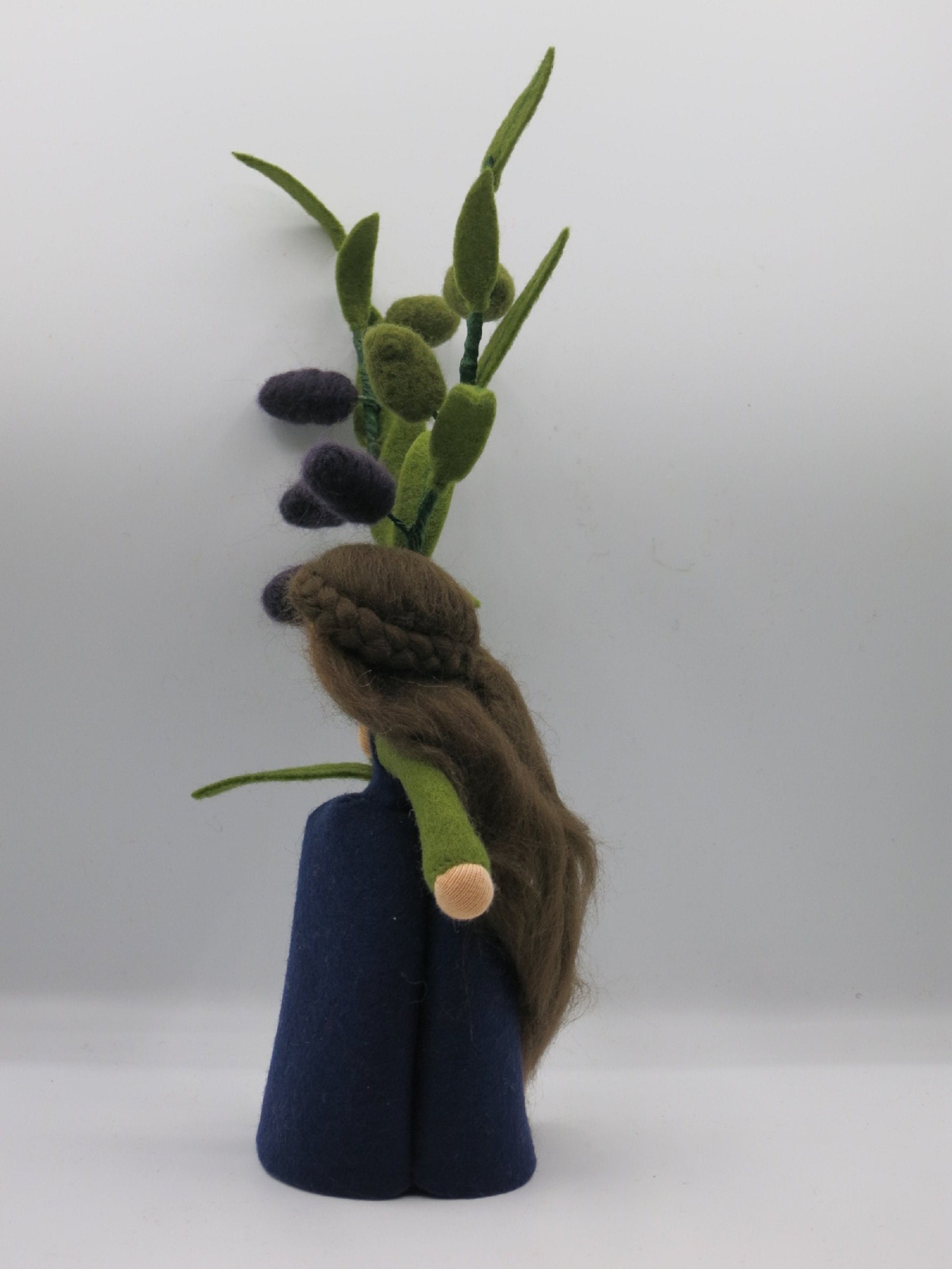 Olive Blumenkind aus Wollfilz, Rueckansicht mit langem Haar und Olivenzweigen, Waldorf-Jahreszeitentisch, Art. HE37