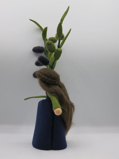 Olive Blumenkind aus Wollfilz, Rueckansicht mit langem Haar und Olivenzweigen, Waldorf-Jahreszeitentisch, Art. HE37